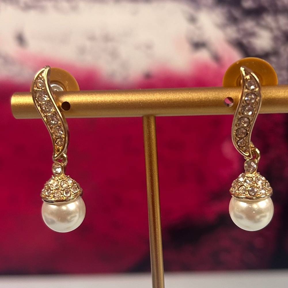 Elegant Gold and Pearl Drop Earrings